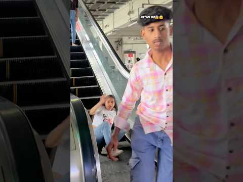 Metro 🚈 me paint khul gyi meri😱🫣😂 #prank#trending#shorts #youtubeshorts #funny#sanamprank