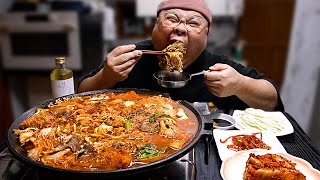 이모~ 얼큰버섯전골에 칼국수 추가요! 김자케님이 보내준 전통주까지 한잔 크으~│Spicy mushroom hot pot Mukbang Eatingshow