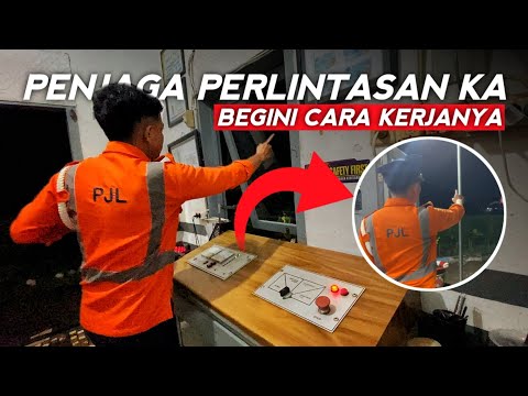 Ini Cara Petugas Jaga Lintasan Kereta Api Bekerja‼️Menutup Pintu Perlintasan dan Mengamankan Perka