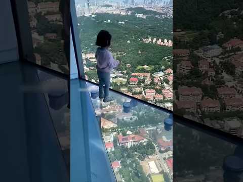 Gadis berhasil jalan di jembatan kaca!