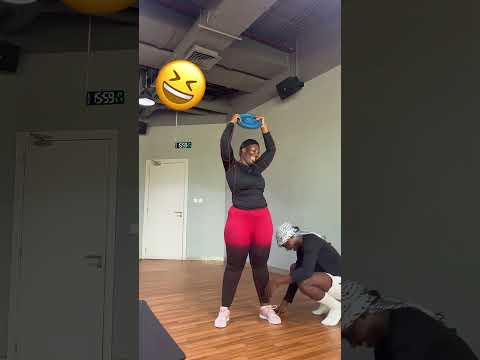 She want to sit on dumbbells #funny