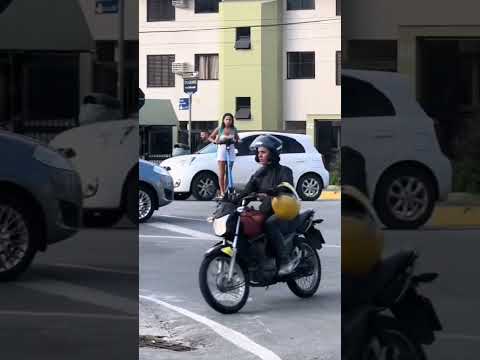 QUE BELLA SE VE MI HIJA EN SU SCOOTER