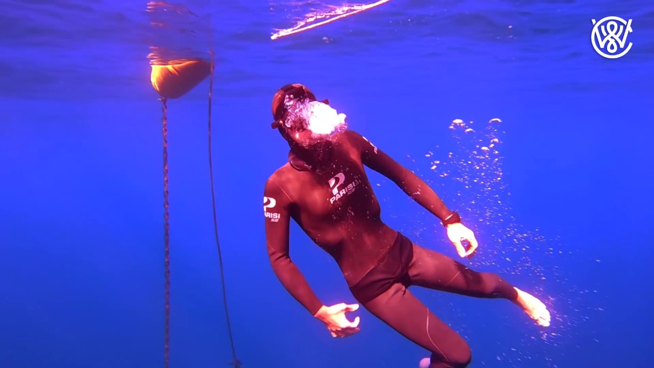 Diving to 20 m inside a wreck while holding breath underwater - Freediving in Sardinia - Christian Wedoy