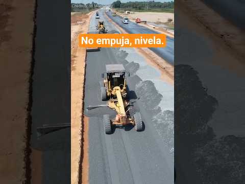 ¿Por qué la hoja va al centro? El Secreto de la Motoniveladora