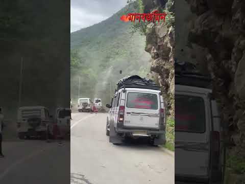 ভারতের উত্তর-পূর্বাঞ্চলে ভয়াবহ ভূমিধসে দুমড়ে-মুচড়ে গেছে বেশ কয়েকটি গাড়ি | Daily Manabzamin