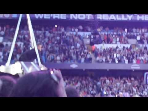 Progress Live 2011: Robbie Performs Feel At Manchester (11 June)