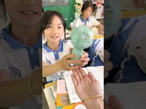 Cô giáo bất ngờ với những món quà của học sinh
