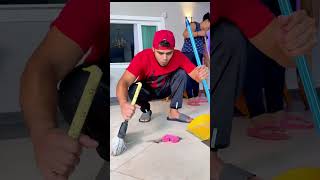Ajudando minha mãe a limpa a casa