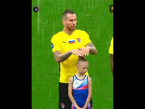 Players protect mascots from bad weather ❤️