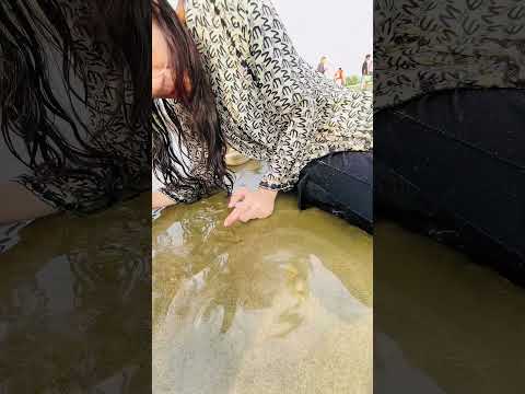 বালির নিচে কি এটা 😂 #short #shorts #shortsfeed #viralshorts #shortsyoutube #viral #couple #comedy