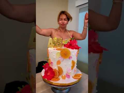 Para no perder la costumbre, estrenamos los 55 con un poco de humor