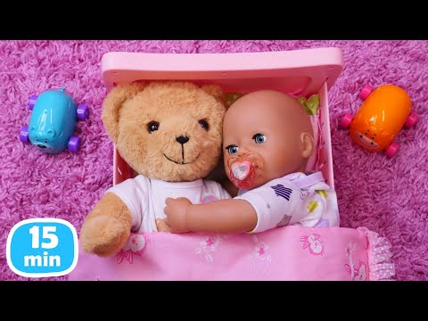 Vídeo con muñecas.La muñeca Baby Born juega con una nueva amiga. Juegos de mamás e hijas para niñas