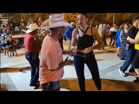 Omar y su amigo el profe de cowntry bailan