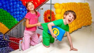 Les enfants jouent avec un matelas à ballons gonflables