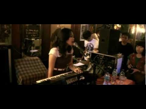 white-shoes-the-couples-company-matahari-live-at-jaya-pub-famosando