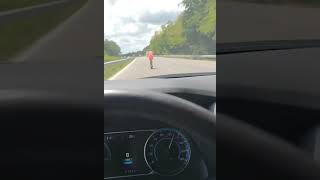 100km/h à trottinette sur l'autoroute.