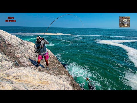 Esto es doblar caña de verdad. Cabrillas en acantilados. || Rock fishing for grouper.