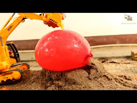 เล่นรถแม็คโครกับลูกโป่งน้ำ Playing with an Excavator and Water Balloons | Fun with Toys and Water