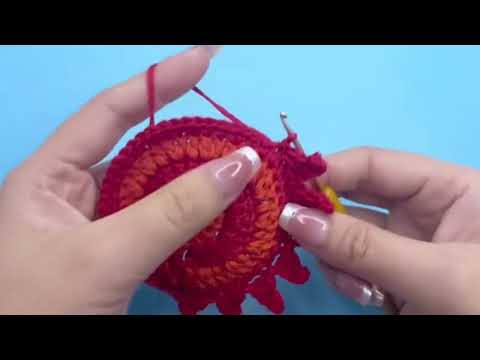 Kim Thoa shows how to knit by hand part 4