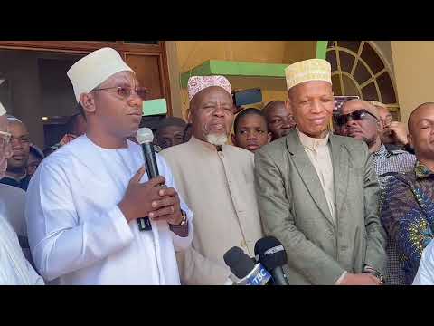 RC PAUL MAKONDA APIGA KANZU ATINGA MSIKITINI AMZAWADIA GARI SHEIKH WA MKOA APIGA TAKBIR