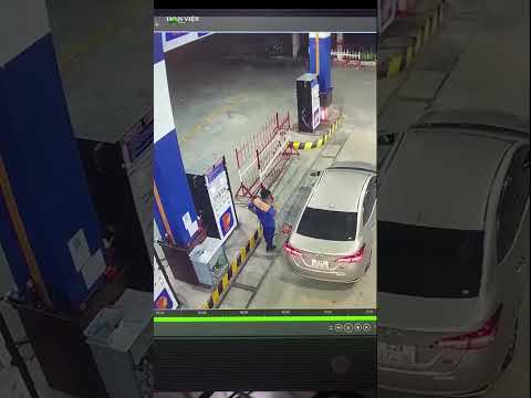 Bất bình hành động tài xế trả tiền xăng ném qua cửa kính xe xuống đất ở Long An