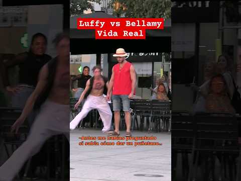 Momento Luffy vs Bellamy delante de una terraza de bar