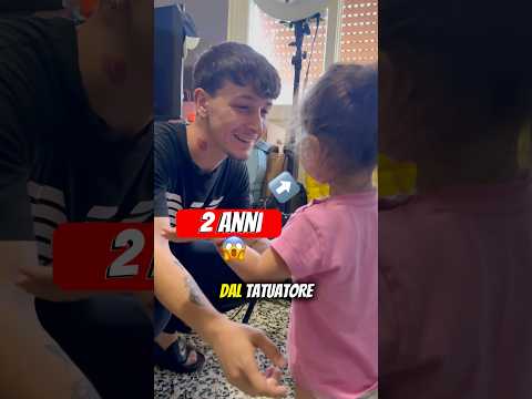 Ho fatto un tatuaggio a nostra figlia!😱 Scherzo a papà😂 #dailyshorts #baby #familyvlog