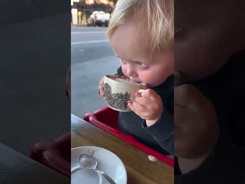 Que fofo 🥰 créditos: gunnerthektokid #cute #baby #cafe #meme