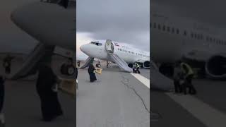 Trem de pouso falha, e passageiros evacuam aeronave por escorregadores de emergência