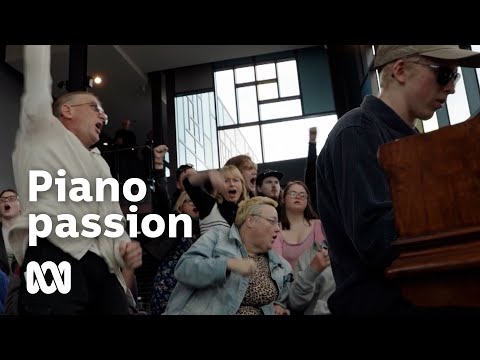 Heartwarming performance celebrates donated piano delivery in Warrnambool, Victoria | ABC Australia