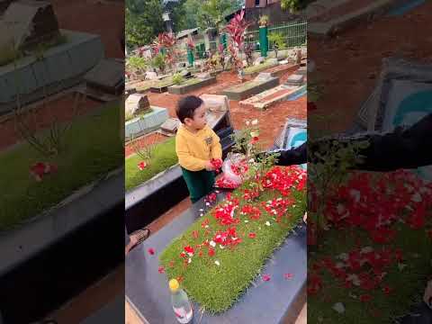 Tangisan Gala pecah saat ke makam mami Vanessa dan papi bibi | Gala ditemani uti dan Ai ke makam