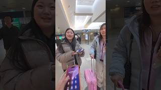 help two Korean girls in Shanghai，until i’m fluent in English,帮助两位韩国女孩在上海机场#kindchina #shanghai