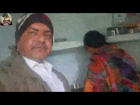 किचन में खाना बनाते हुए