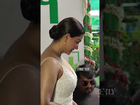 Is she reason the temperature is raising 🥵#honeyrose