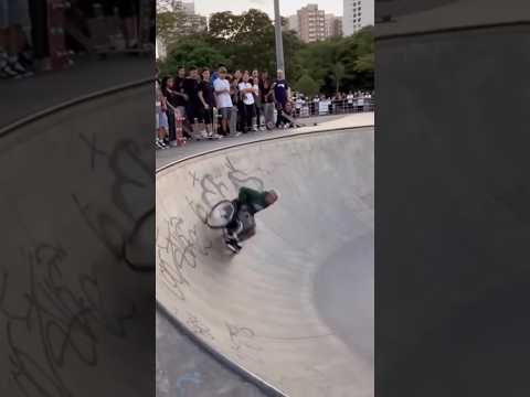 Manobra radical, o cara manda! 🤘🦼🛹 #skate #manobra #cadeiraderodas #ia #sora2