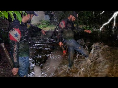 CHUVA MUITO FORTE, ENXURRADA QUASE INVADIU A CASA, TIVEMOS QUE AGIR RAPIDO PARA EVITAR A INVASÃO