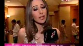 Karisma Kapoor walks the Ramp (Part 1)