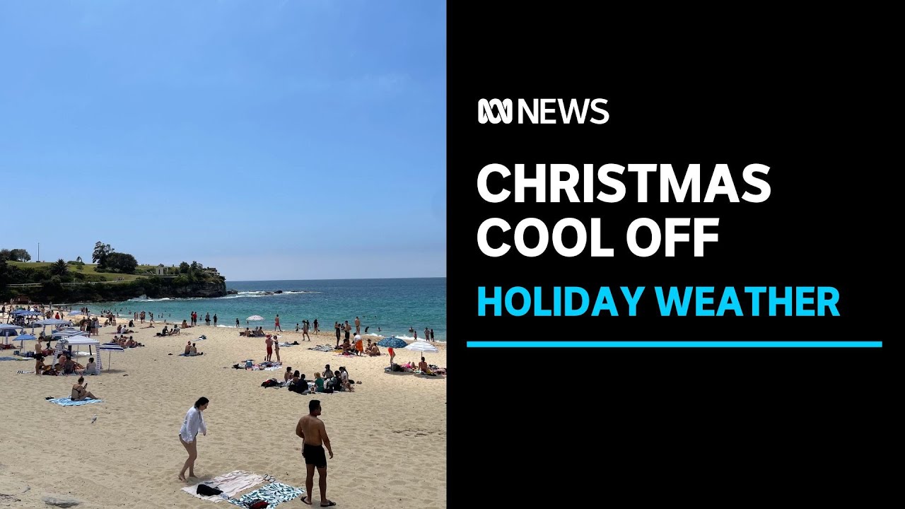 Thousands of Australians Flock to the Beach to Cool Off for Christmas