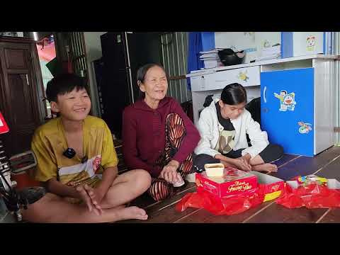 Vui Mừng Tiếp tục 2 anh em mồ nhận quà