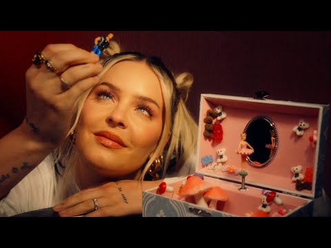 Anne-Marie – NEVER LOVED ANYONE BEFORE (Official Visualiser)
