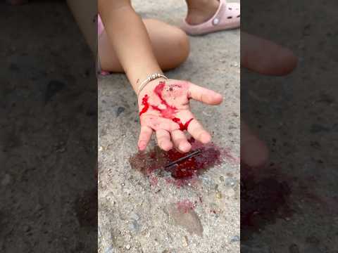 The little girl and the kind cat #trending #cat #funny #viralvideo #shortsvideo