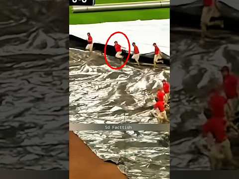 बारिश में आदमी मैदान में तिरपाल बिछाते समय उसके नीचे फस गया 😱 | #shorts #viral