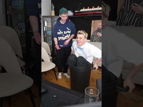 Kevin wirft sich selber in den Müll #shorts