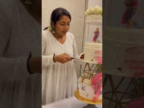 നവ്യ നായർ കുടുംബത്തിനോടൊപ്പം കേക്ക് മുറിച്ച് പിറന്നാൾ ആഘോഷിക്കുന്നു #navyanair #malayalam #birthday