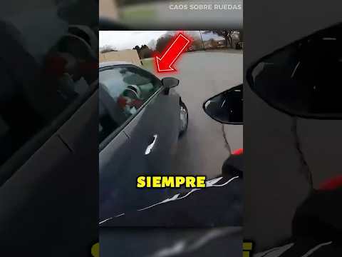 Motociclista Descubre el Peligro de Conducir Solo ⚠ 😱