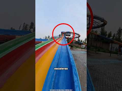 Subió por la parte superior del tobogán y se quedó atascado en el medio 😮 #shorts