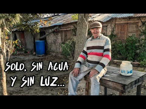 Con 90 años vive SOLO, sin AGUA ni LUZ en este MONTE | Anda en su BICI y hace CHANGAS para subsistir