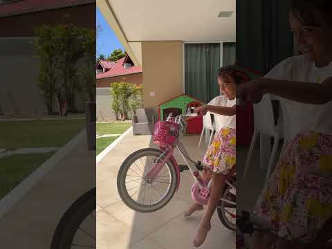 Quando uma criança decide testar sua bicicleta nova #shorts