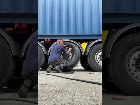 Assistencia en carretera reparación de cubierta 385/65R/22,5 de trailer#hankook#youtube#continental