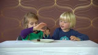 Kinder essen Bio-Insekten-Snack